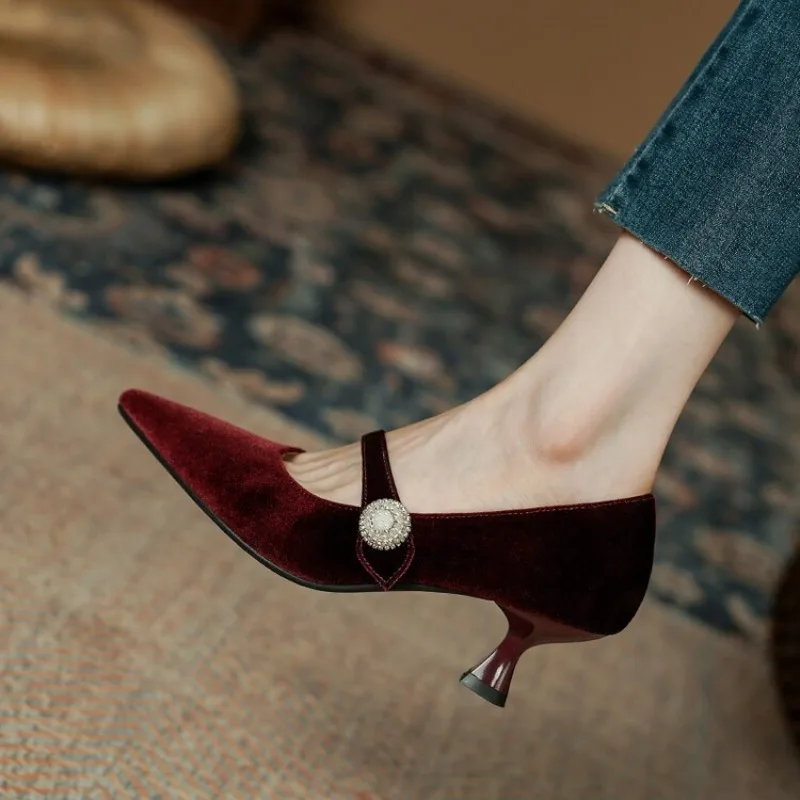 Mary Jane Shoes - รองเท้าส้นเข็มแบบแมรี่เจนหัวแหลมสีไวน์แดง สไตล์วินเทจสำหรับผู้หญิง แบบหัวเข็มขัดเดียว รองเท้าส้นสูงหัวแหลมแบบกำมะหยี่
