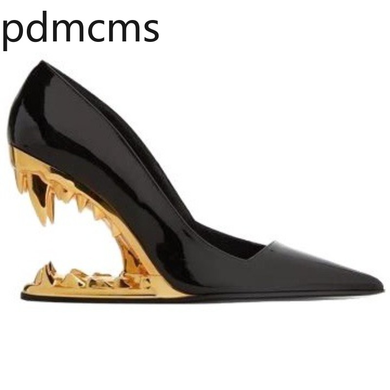 Patent Leather Pump - รองเท้าส้นสูงผู้หญิงระดับไฮเอนด์ ดีไซน์หรูหรา พร้อมส้นโลหะ ขนาดใหญ่ รองเท้าผู้หญิงดีไซเนอร์ หัวแหลม