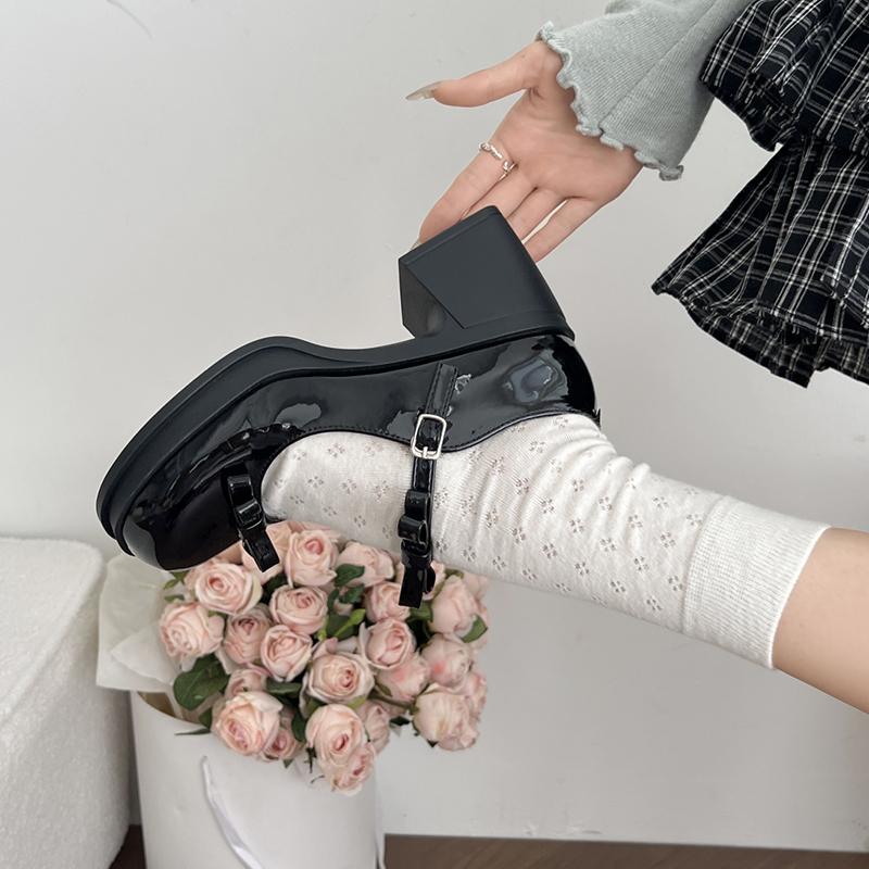 รองเท้าส้นสูงแบบแมรี่เจนประดับ - Patent Leather Pump บทวิจารณ์และราคา