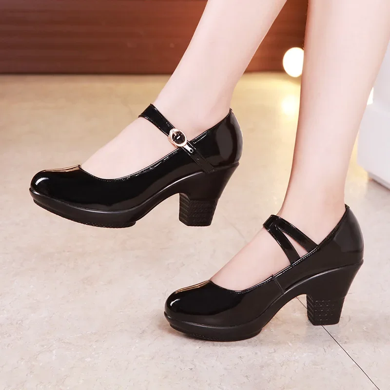 รองเท้าส้นเตี้ยแบบ Mary Janes  - Patent Leather Pump บทวิจารณ์และราคา