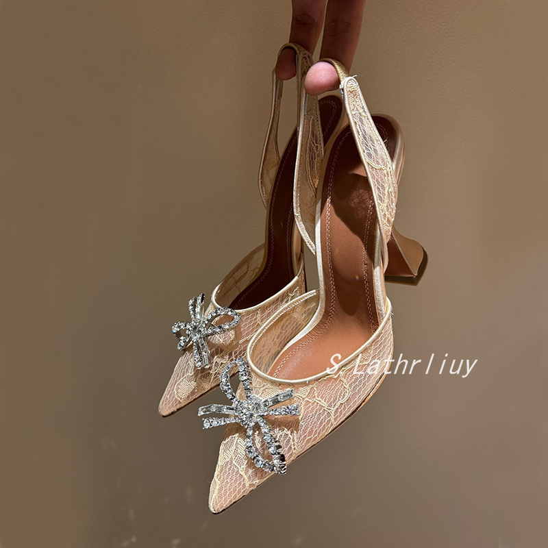 รองเท้าส้นสูงประดับดอกไม้คริสต - Patent Leather Pump บทวิจารณ์และราคา